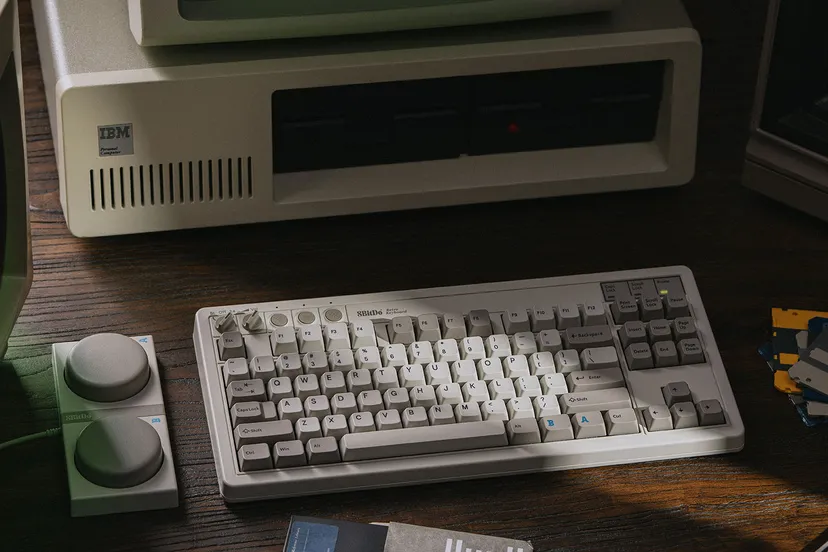 8BitDo’s new IBM-like keyboard is all show but hits me in my mech heart