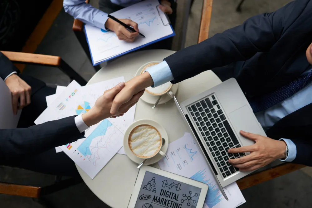 How Global Sourcing Consulting Helps Enterprises Choose Between GCCs and Outsourcing Partners